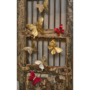 Gammel låge pyntet med sommerfugle med klips.