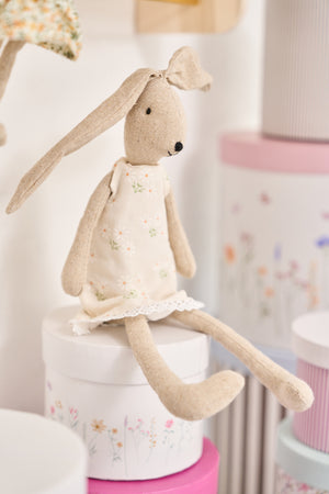 Lulu kanin i blødt stof 33 cm høj fra Speedtsberg siddende på en æske