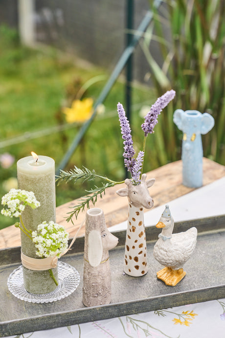 Bakke med lys, vaser og figurer i keramik fra Speedtsberg