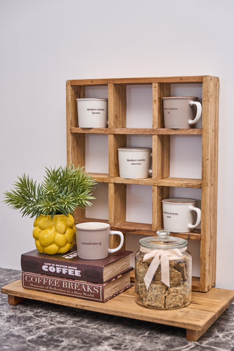 Reol med små rum og kopper fra Speedtsberg