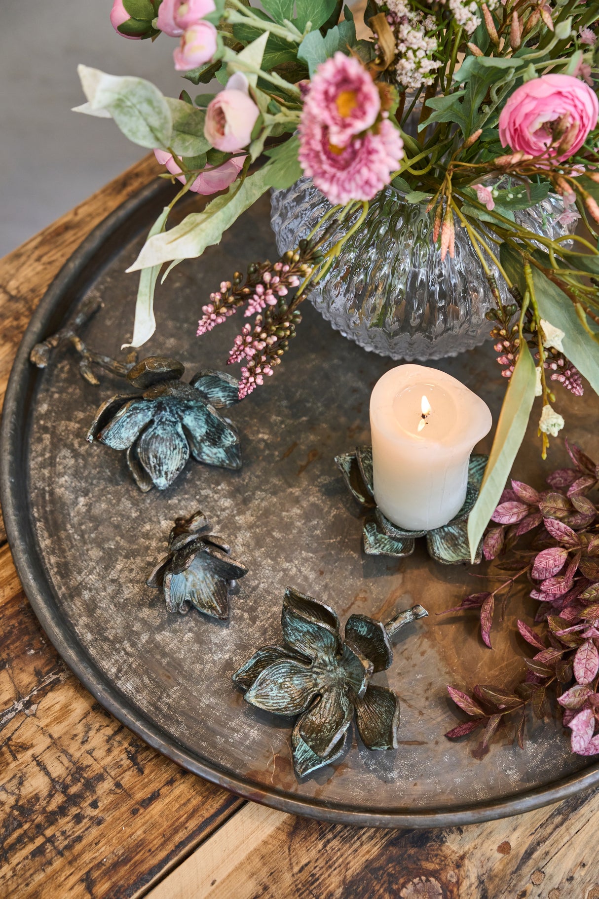 Bord med vase og blomster i metal