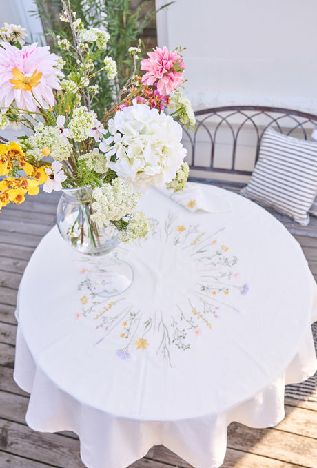 Havebord med rund dug med blomsterbroderi fra Speedtsberg