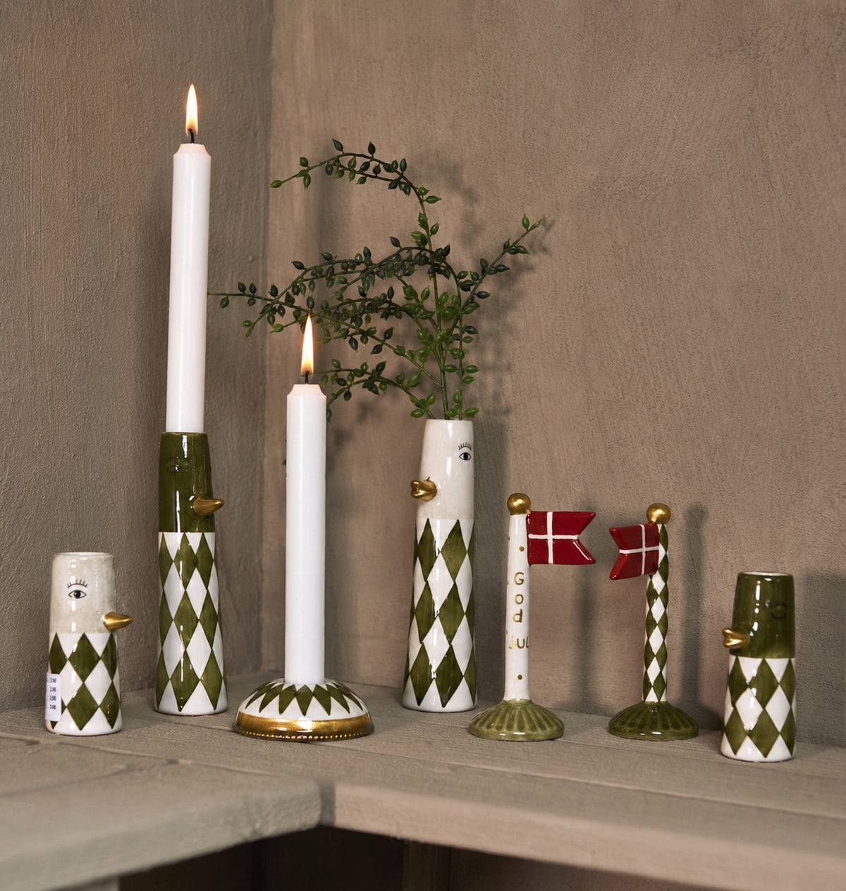 Flaget god jul med matchende keramik i olivengrønne nuancer fra Speedtsberg