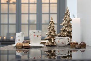 Julepyntet bord med julestel i porcelæn  fra Speedtberg