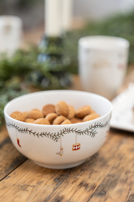 Skål med juleguirlande i porcelæn fra Speedtsberg fyldt med pebernødder
