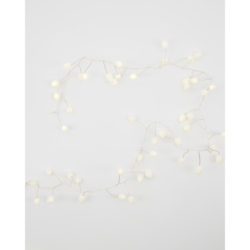 Lyskæde fra House Doctor med små hvide bær med led-lys i