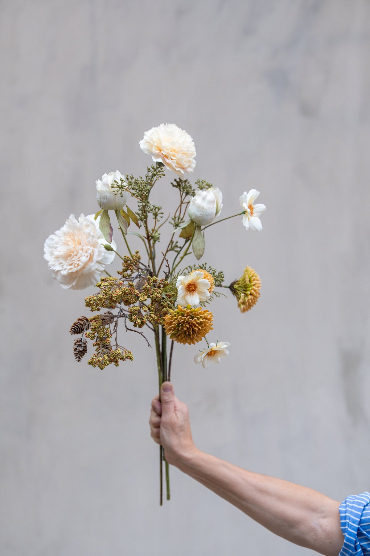Buket med kunstige blomster og koglegren fra Speedtsberg