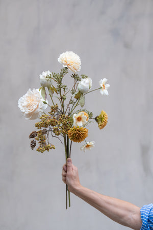 Buket med kunstige blomster og koglegren fra Speedtsberg