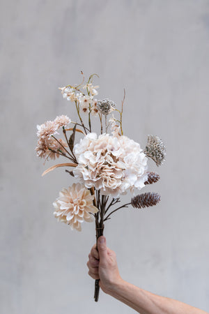 Buket med kunstige rosa blomster og koglegrene med glitter fra Speedtsberg