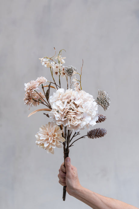 Buket med kunstige rosa blomster og koglegrene med glitter fra Speedtsberg