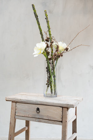 Vase med koglegrene, mosgrene og kunstige hvide amaryllis blomster fra Speedtsberg