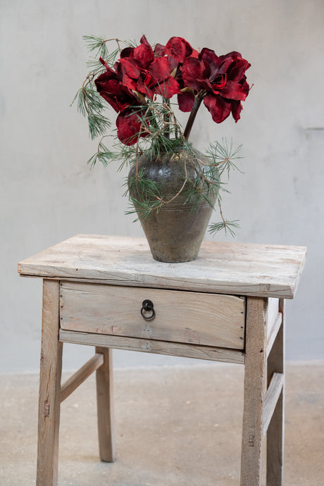 Buket med kunstige amaryllis stilke med vinrøde blomster smat fyrgene i vase