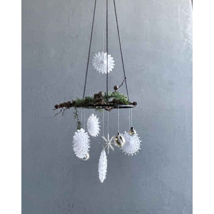 Papirpynt som ophæng med julekugler