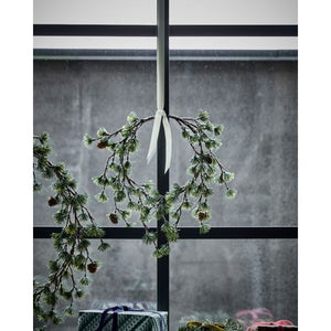 Krans hængt op som vinduespynt