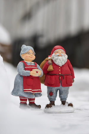 Julemanden og hans kone står i sneen figurerne er fra Ib Laursens Ribenisserne