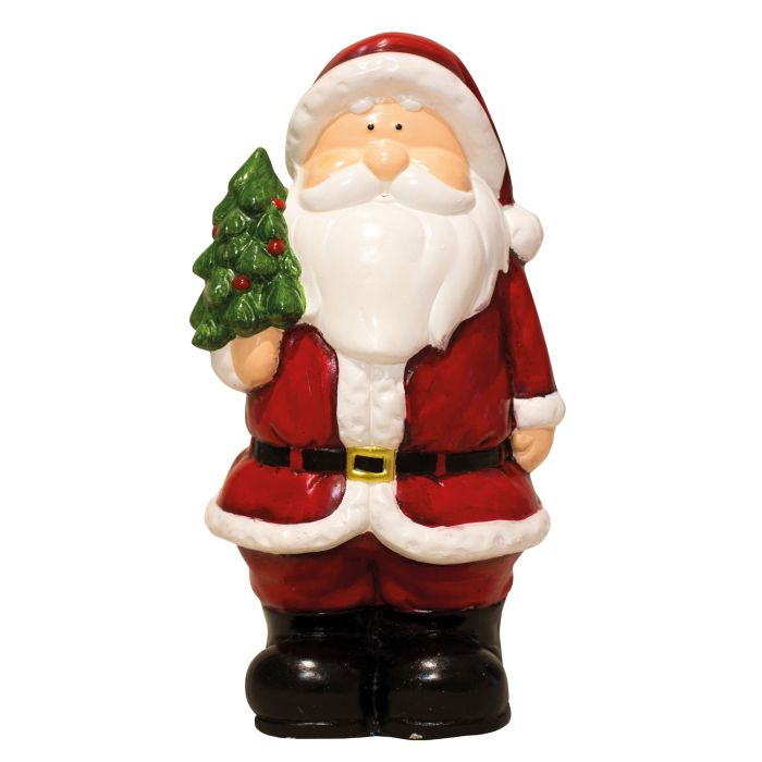 Stor Julemand i julefarver iført sorte støvler. I hånden holder han et grønt juletræ med røde julekugler. 