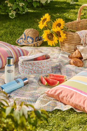 Picnictur med kurv med solsikker i