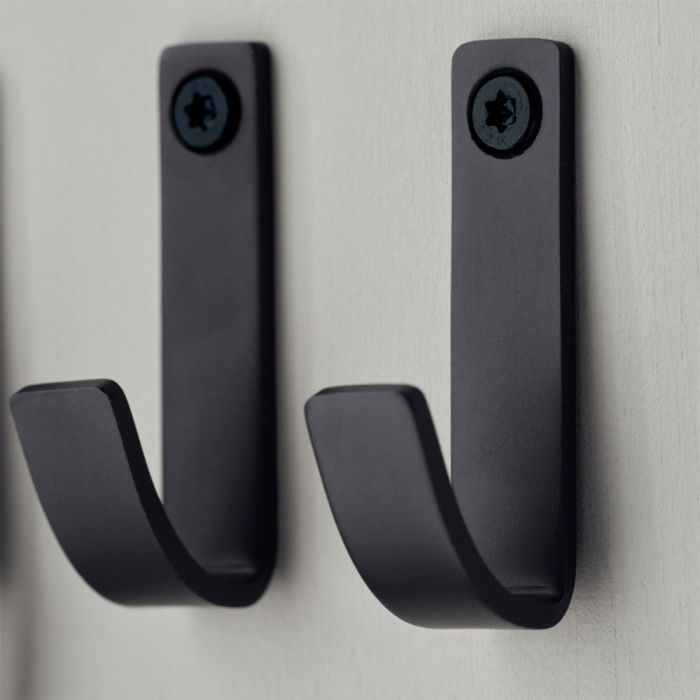 To Meraki knager i børstet stål hængende på væg