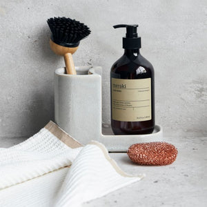 Meraki opvaskemiddel stående i holder med opvaskebørste