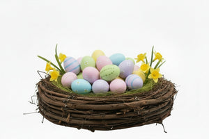 Planteskål rede pyntet med påskeæg og påskeliljer