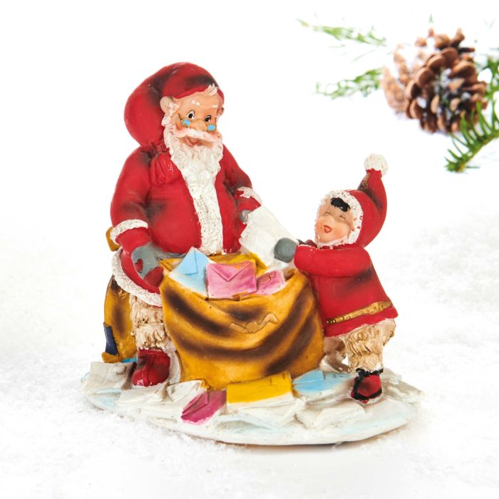 Julemanden får ønskeseddel af grønlandsk dreng ned i sækken til de tusindvis af andre breve med ønsker fra hele klodens børn. Smukke detaljer fra Pobra. 