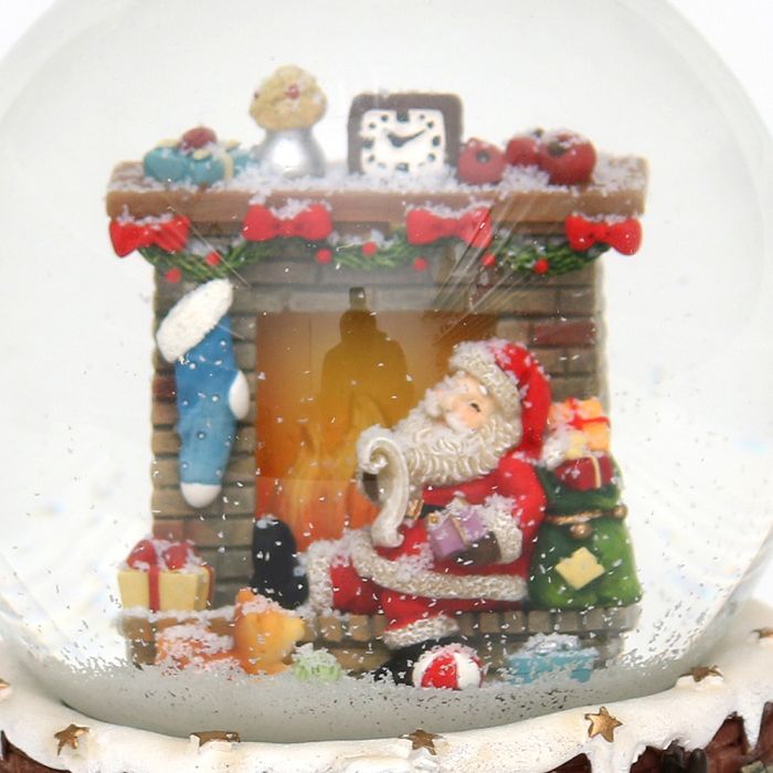 Snekugle Julemand ved pejsen