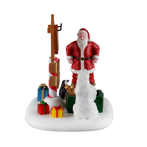 fra siden af ser man julemanden stå ved et skilt meden isbjørn overfor sig