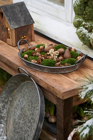 Ovalt fad med greb fra kollektionen Urban Garden fra Ib Laursen med mos og kogler som dekoration