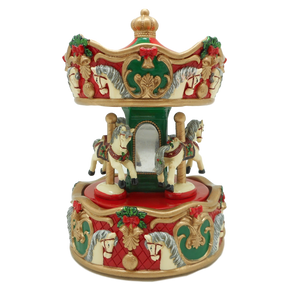 Julekarrusel med julepyntede heste kan trækkes op og derved dreje rundt og spille julemelodi fra Spilledåsernes Verden.  
