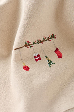Motivet på hørfarvet stofserviet Tradition gren hængende julepynt fra Ib Laursen set tæt på
