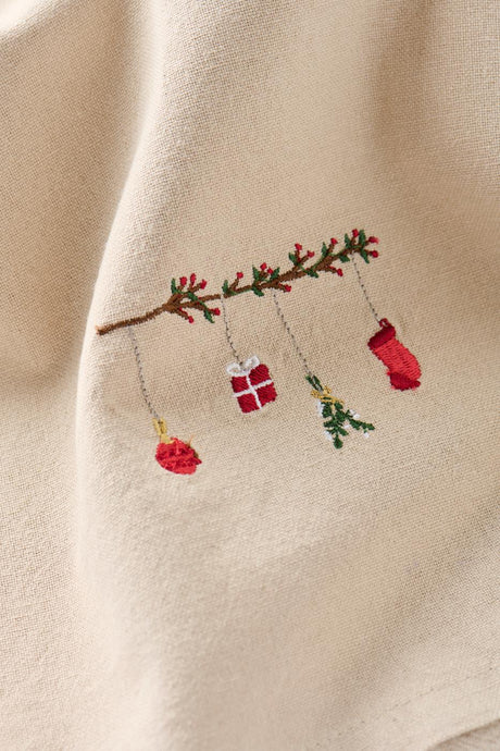Motivet på hørfarvet stofserviet Tradition gren hængende julepynt fra Ib Laursen set tæt på