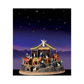 Krybbespil med landskabs baggrund, hvor stjernerne på himlen lyser skiftevis. Med alle de traditions rigtige figurer i flotte farver. Fra Lemax. 