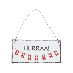Ib Laursen metalskilt med teksten "Hurraa" dekoreret med dannebrogsflag