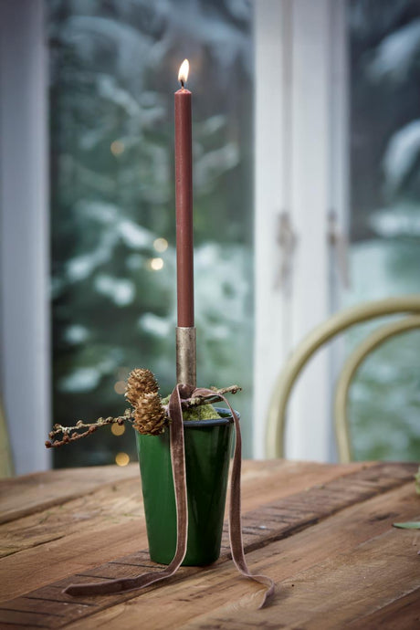 Brunt kertelys fra Ib Laursen i juledekoration på bord
