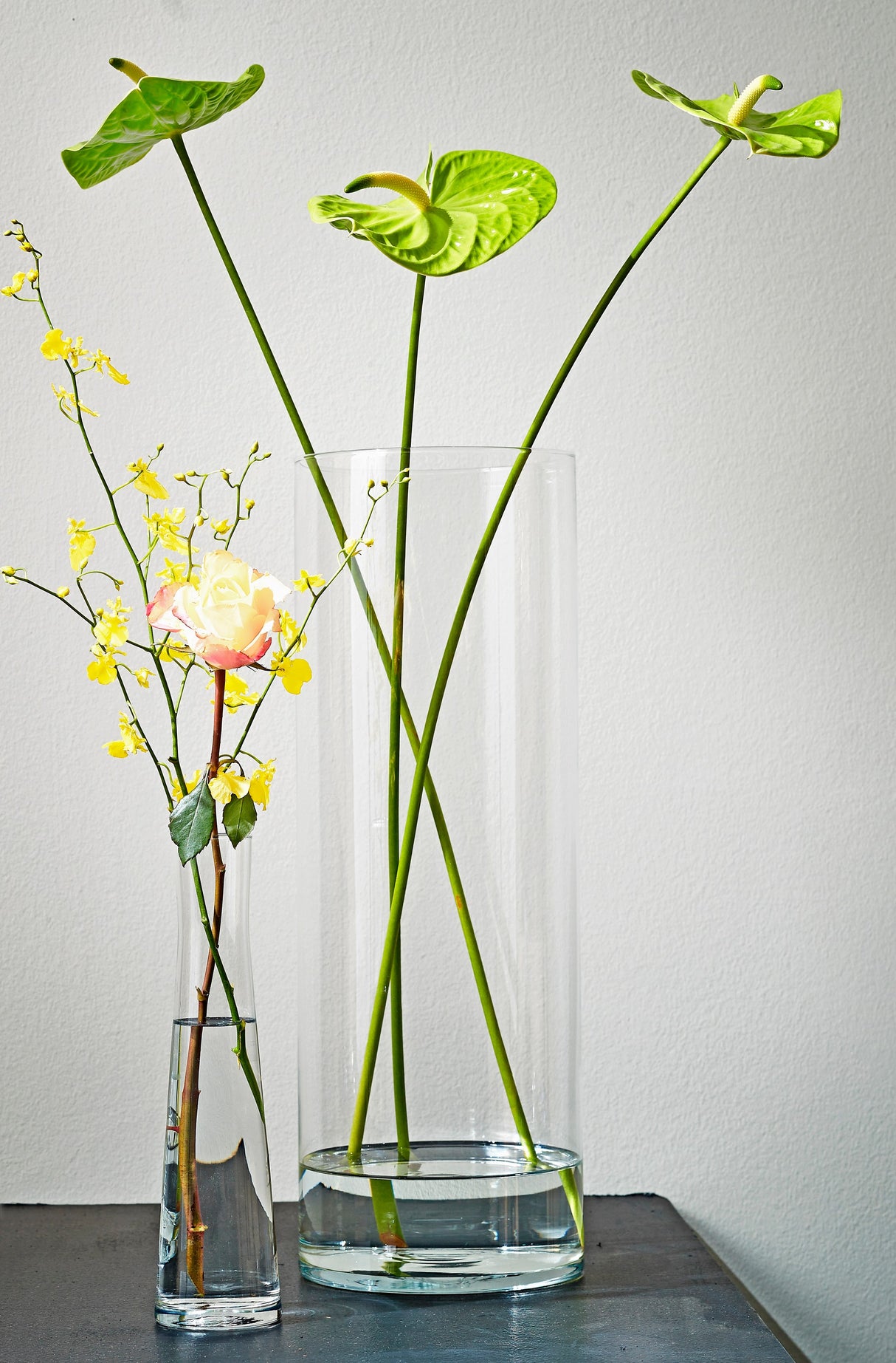 To glasvaser med blomster i