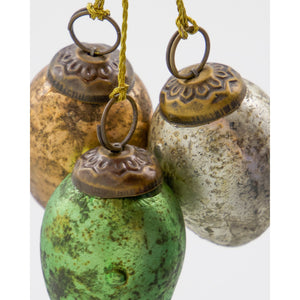 Tre påske i tre forskellige farver til ophæng set tæt på