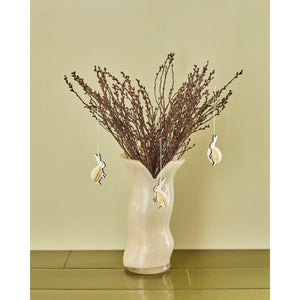 Vase med grene og hængende påskeharer 