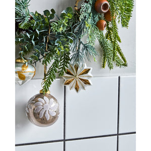 Grankrans pyntet med julekugler i glas fra House Doctor 
