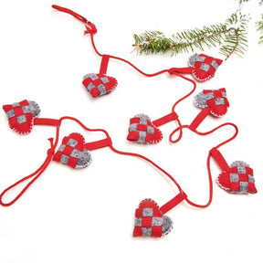 Guirlande med filthjerter i rød og grå