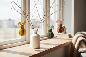 Påskeharer i træ hængende på grene