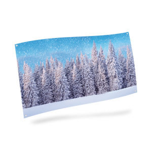 Stor baggrund med snedækket skov