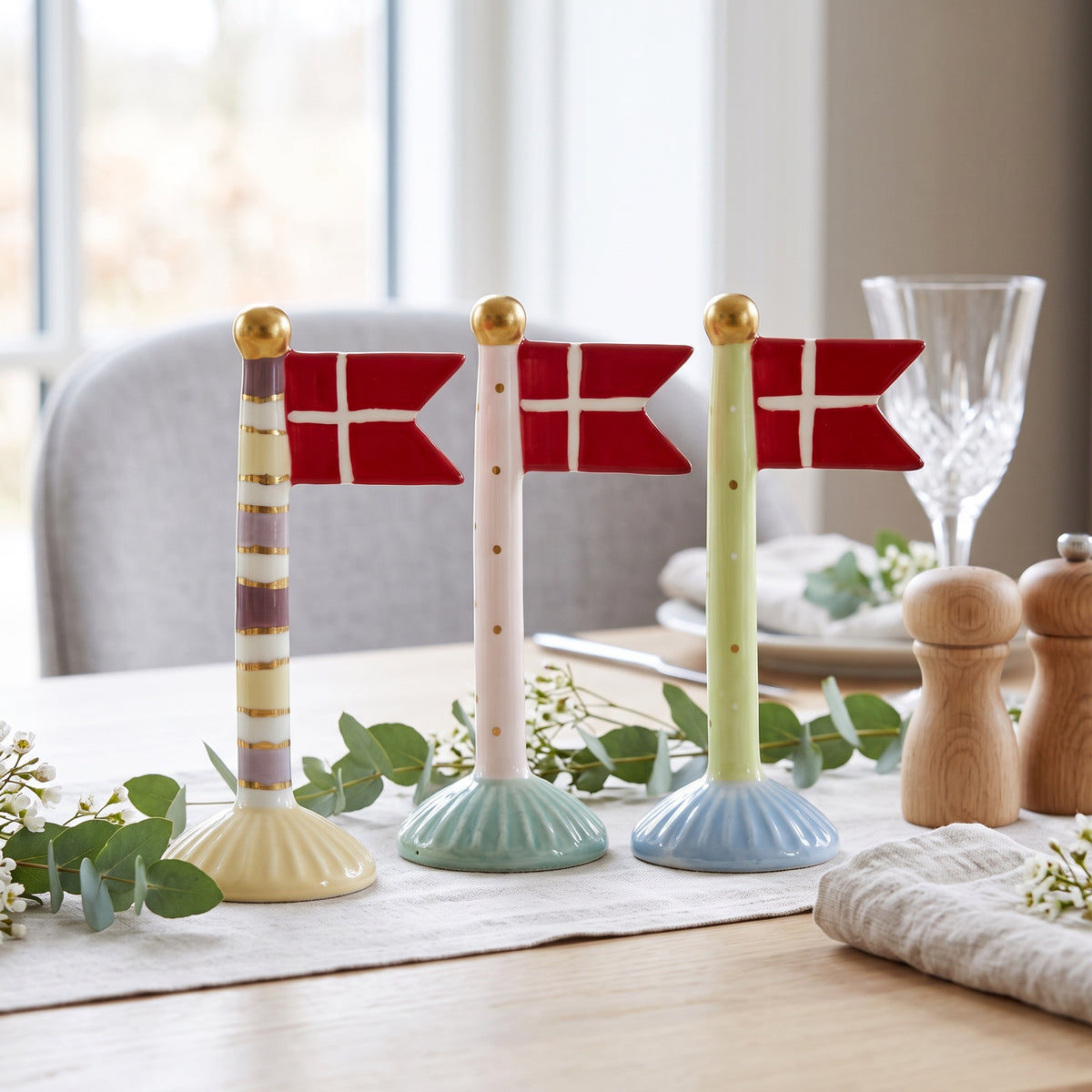Flagstang med spidsflag 14 cm højt