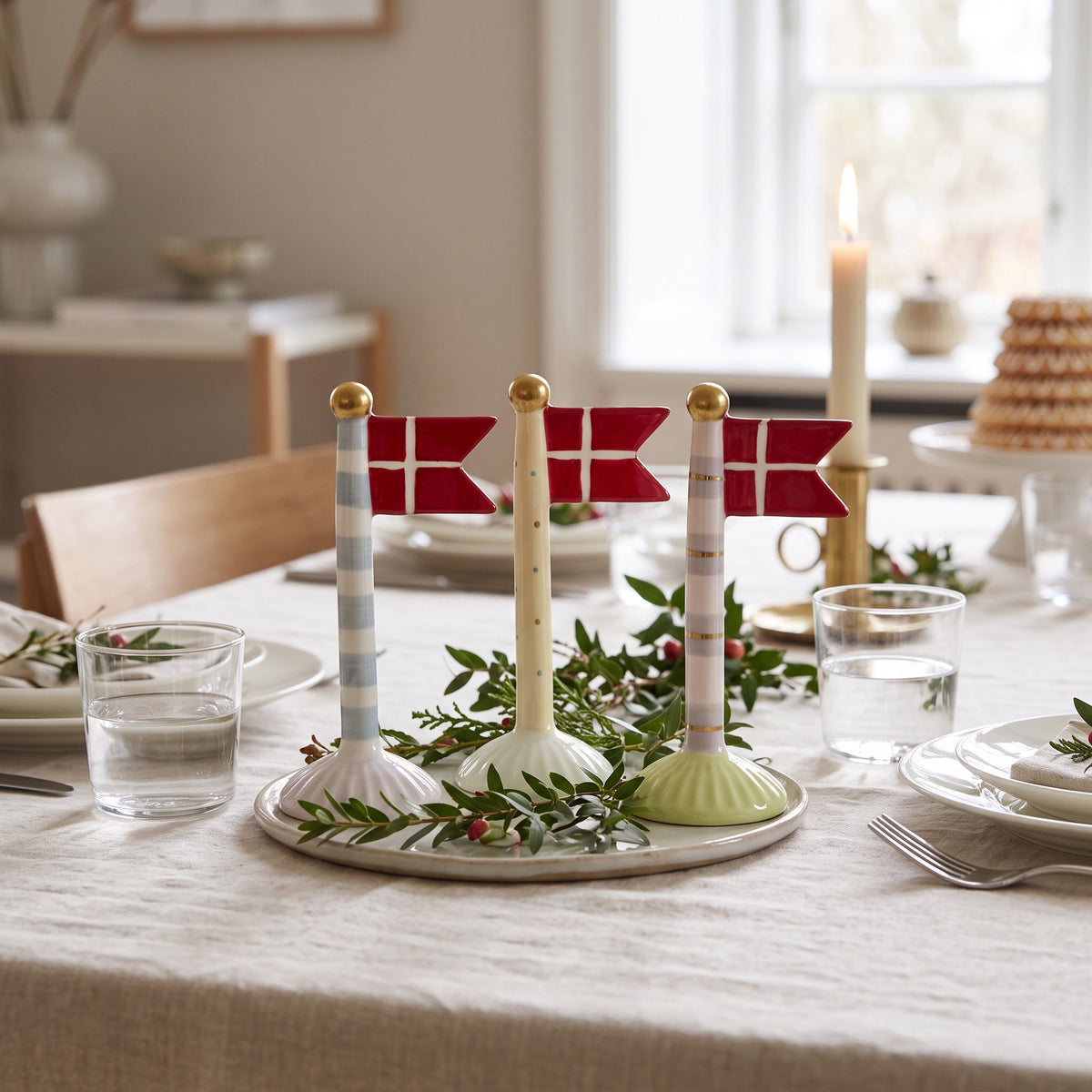 Flagstang pastelfarvet med spidsflag 14 cm højt