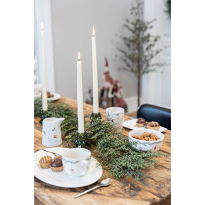 Bord dækket med julestel i porcelæn med julemotiver på fra Speedtsberg