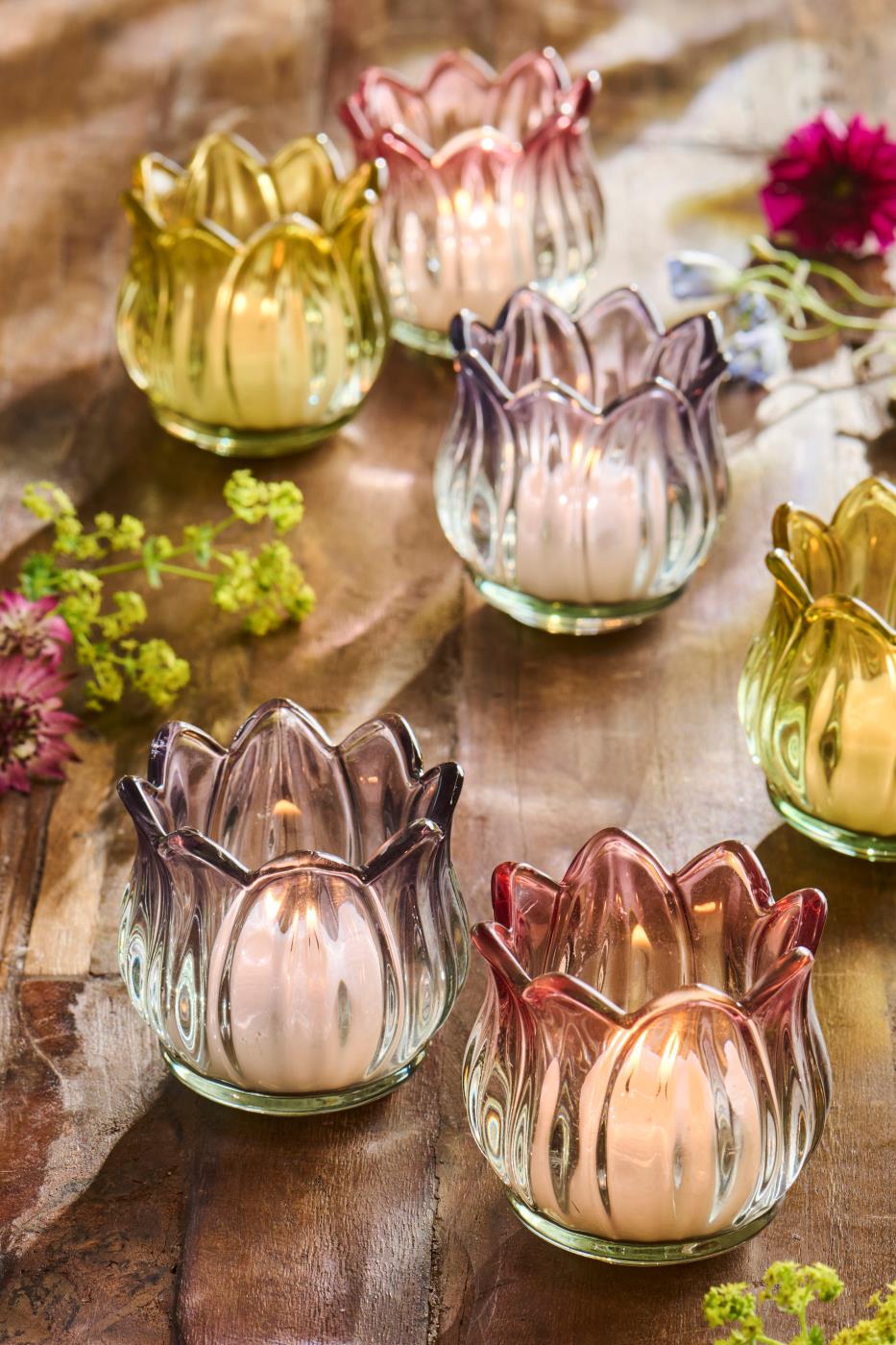 Tulipanstage i glas står på et bord