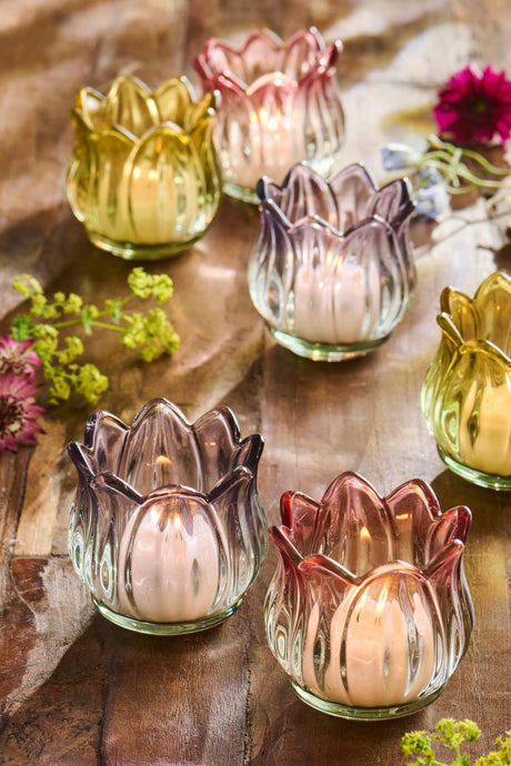 Tulipanstage i glas står på et bord