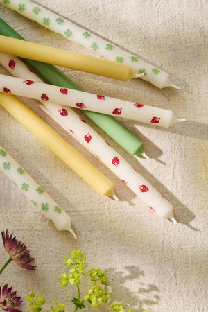 Forskellige ensfarvede og mønstrede kertelys fra Ib Laursen