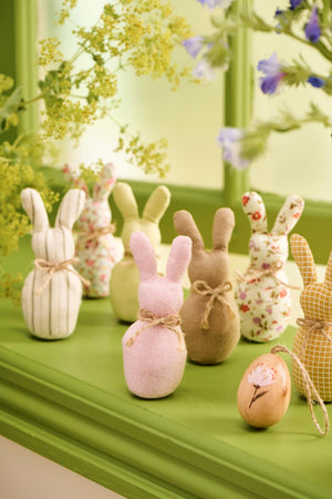 Ib Laursen Påskeharer i stof står mange sammen i en grøn vindueskarm