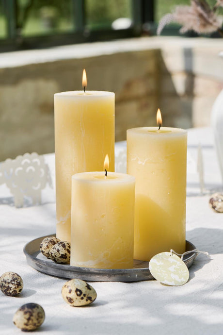 Lysbakke med rustikke bloklys i lemonade gul farve fra Ib Laursen