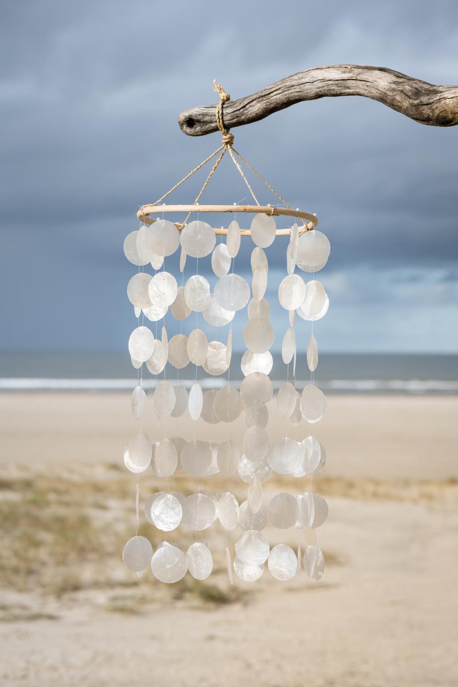 Vindspil med hvide strandskaller fra Ib Laursen hængende ved stranden